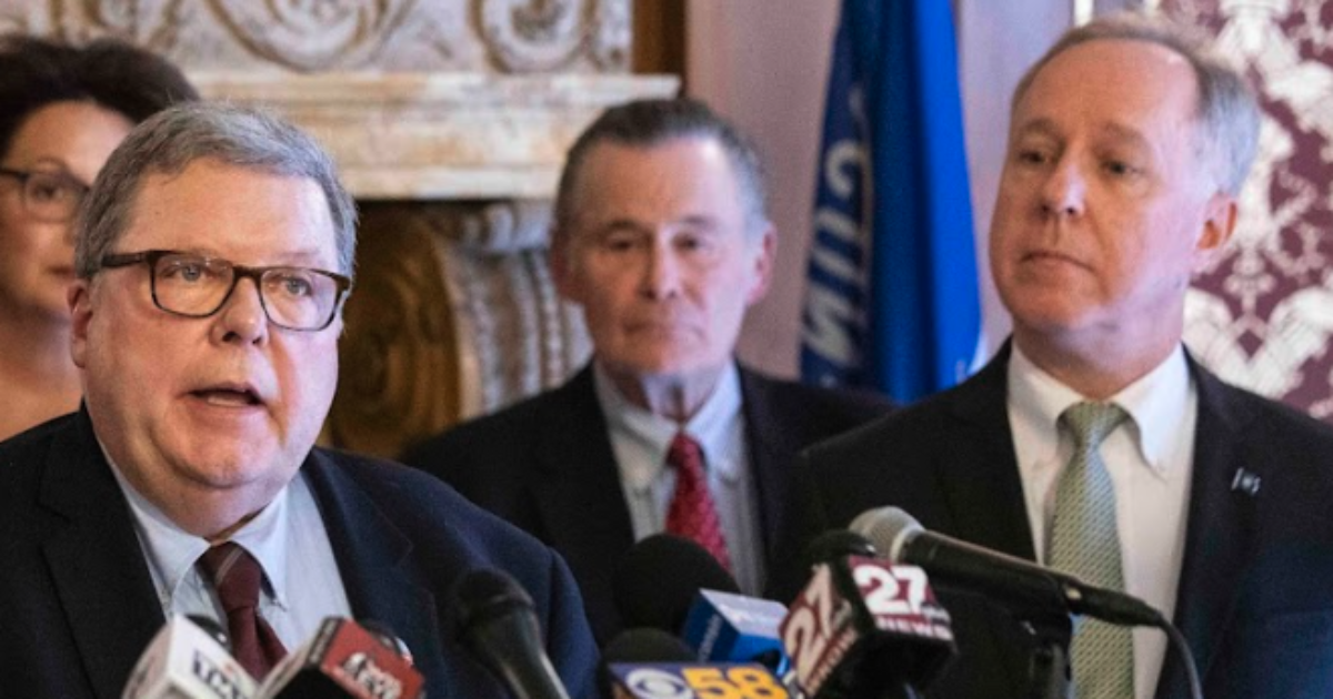 Pat Snyder with Robin Vos at a podium